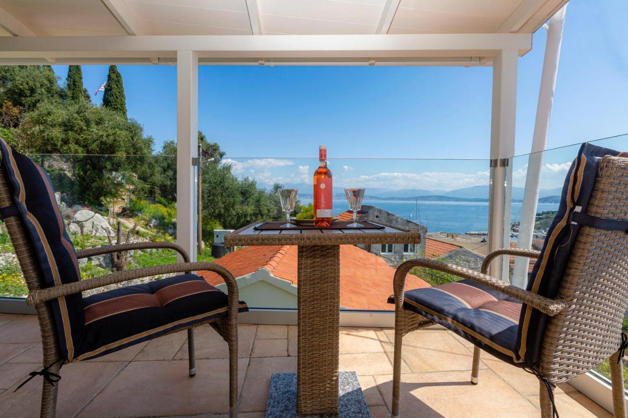 Solaris Methea- Luxury Central Villa By The Castle Kassiopi Exterior foto